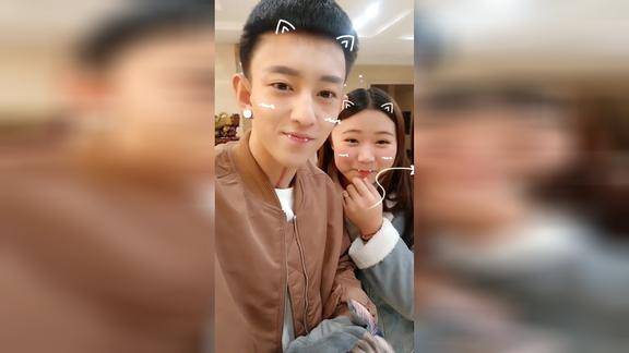 李耀阳和团队美女在一起