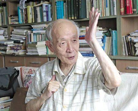 邹志方瞻仰陈桥驿先生铜像