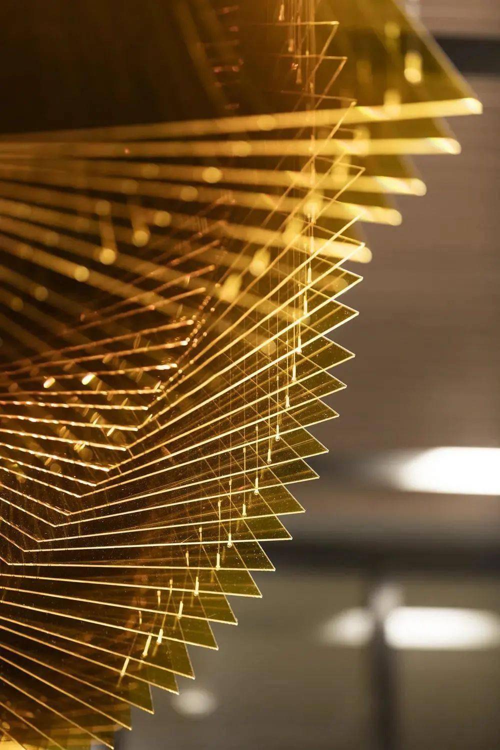 用玻璃材质打造极致的光影之美