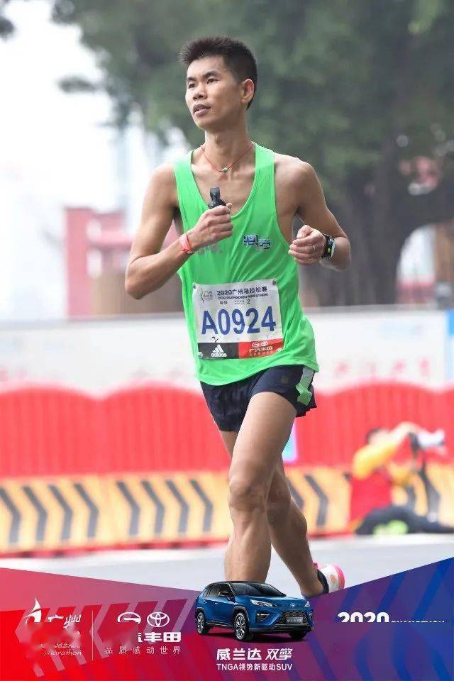 钟祥周晓晓不如追风去周毅朱振浩队员们脚踩"惊碳",奔跑在广马赛道