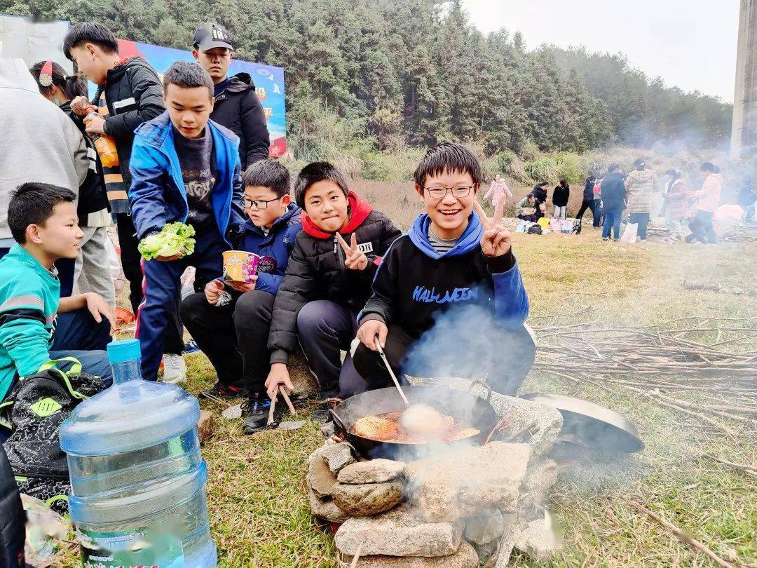 校园动态亲近自然享受快乐启航学校开展学生户外野炊活动