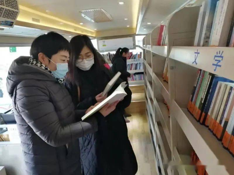 天津图书馆与河北区图书馆联合开展流动送书服务下基层活动走进月牙河