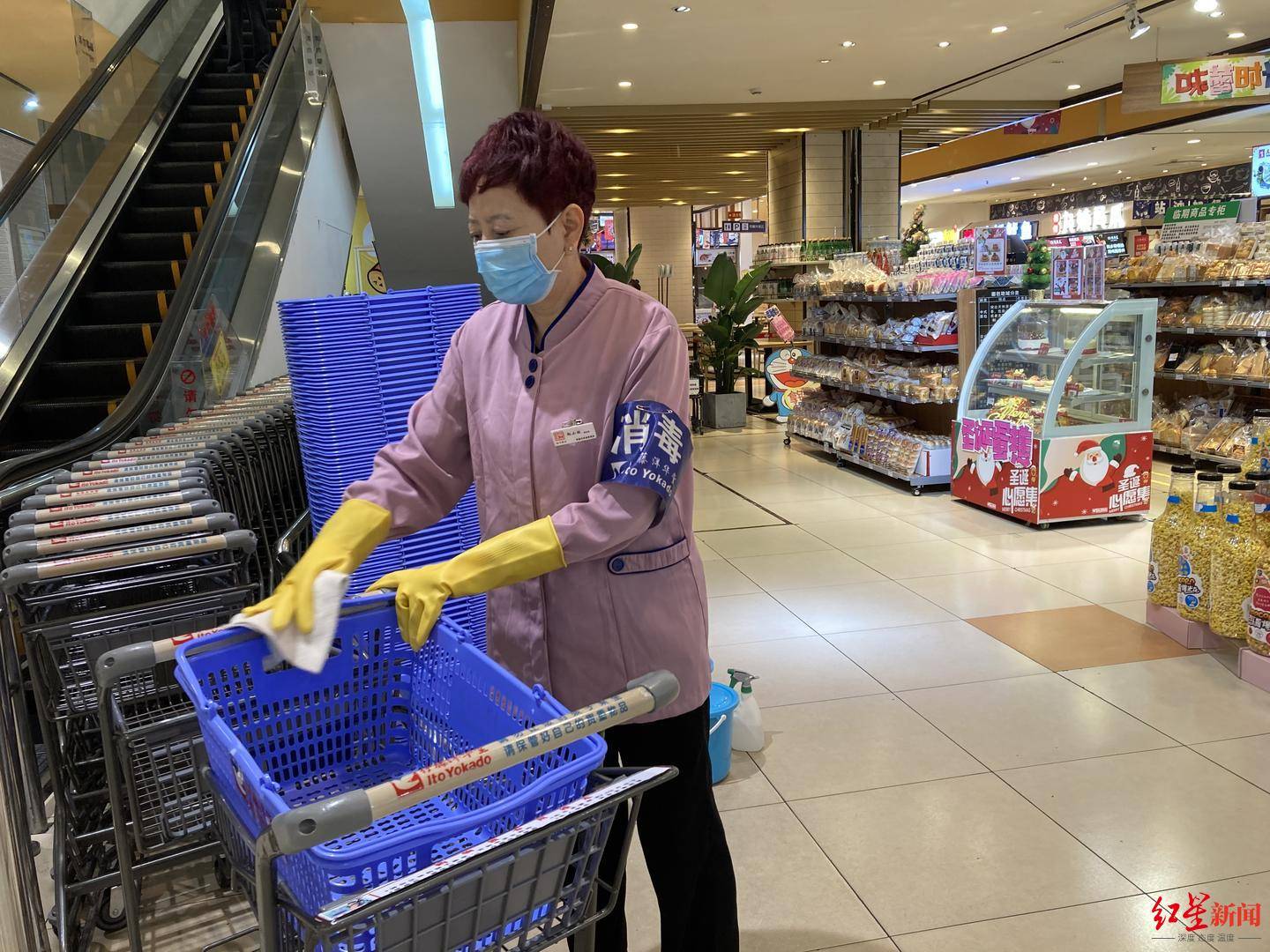伊藤洋华堂春熙路店员工正在对推车进行擦拭消毒上午10点半,该时间