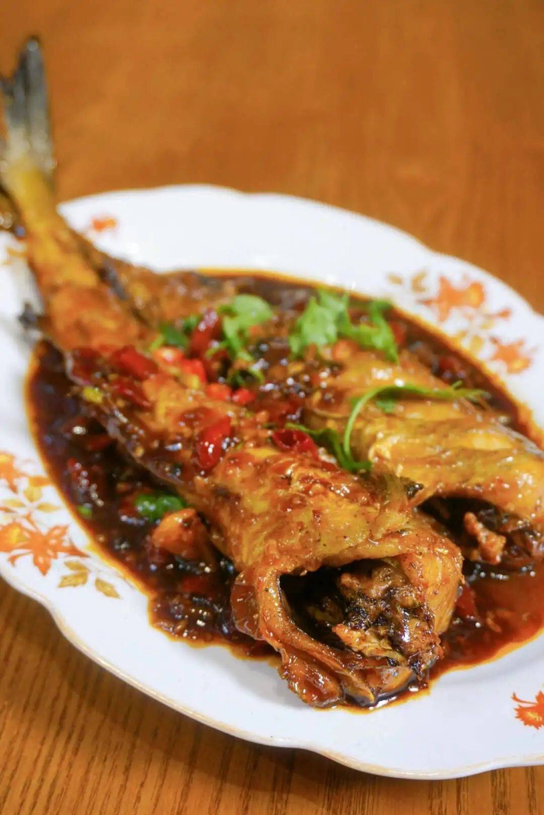 麻辣鳕鱼,采用类似川菜干烧的做法将过油后的鳕鱼用小火烧制汤汁彻底