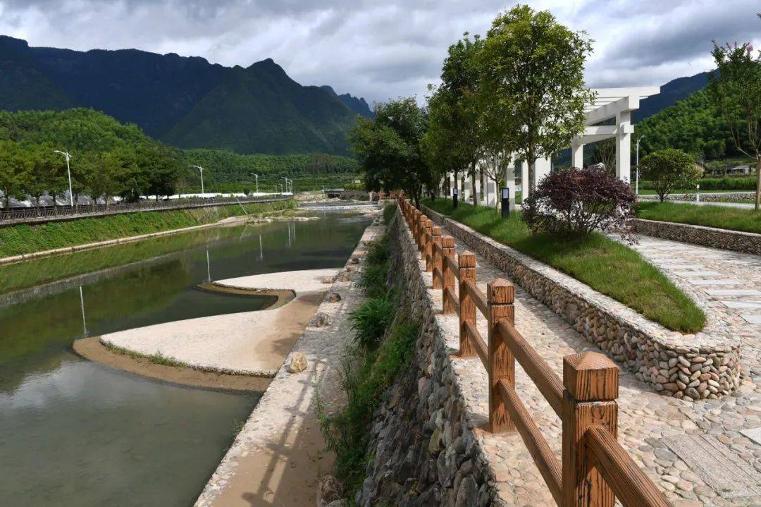 水清岸绿人水和谐丨我市完成28个乐水小镇164个水美乡村