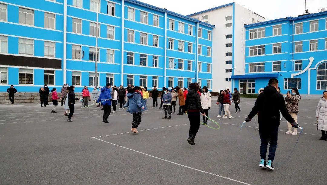 团结协作奋勇争先通钢二中举行教师跳绳比赛活动
