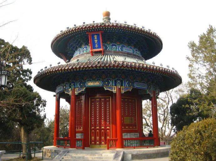 2元的门票,简直值出天际了整个北京城的美景都包围着景山公园在山顶