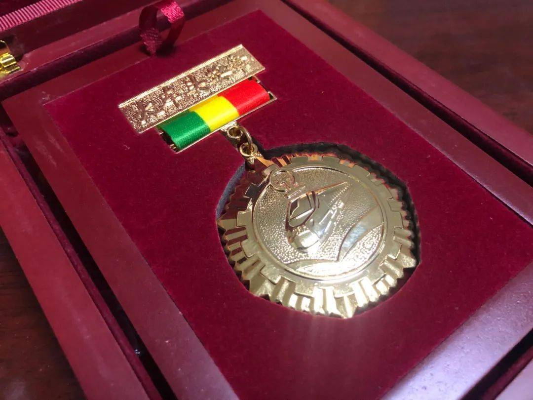 火车头奖章建设功勋证书项目负责人张江华获得2019年度大西铁路公司"