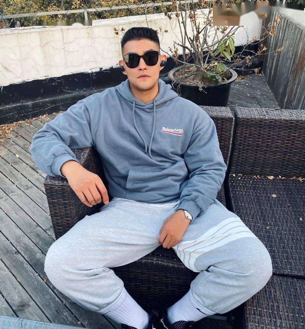 这位188的高大帅竟然是老师学生们都馋哭了