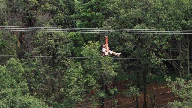 西游洞,水帘洞,观音洞,空中溜索,高山滑道,还有多项游玩项目,给你不一