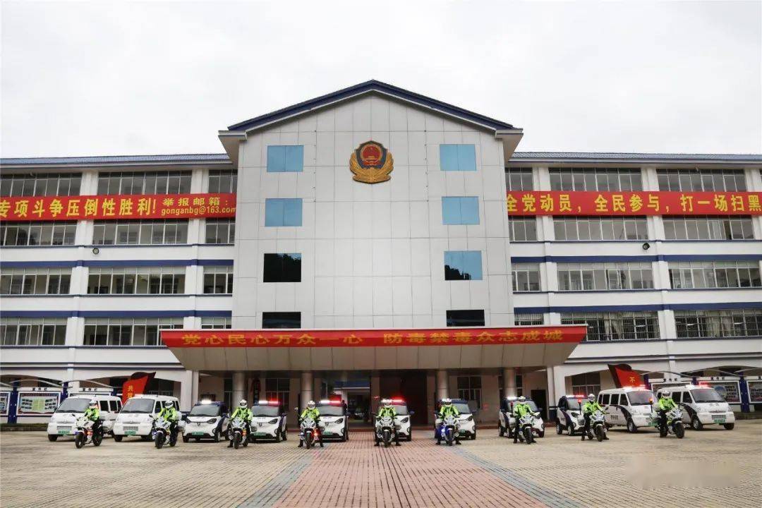 切实提高处警巡防能力,2020年12月15日,平果市公安局在办公大楼前广场