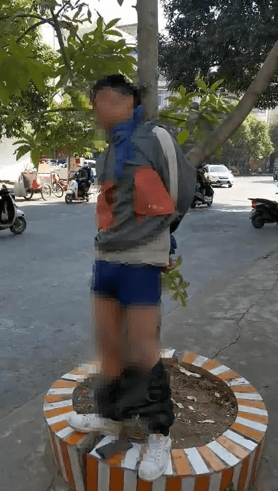 男子被人脱了裤绑树上,你知发生什么事吗?