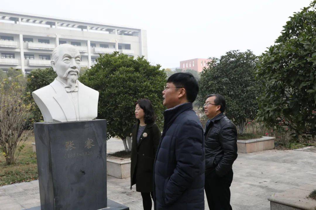 二,参观校园新丰中学沈泾渭校长向毛娟副校长颁发了聘书,聘请其