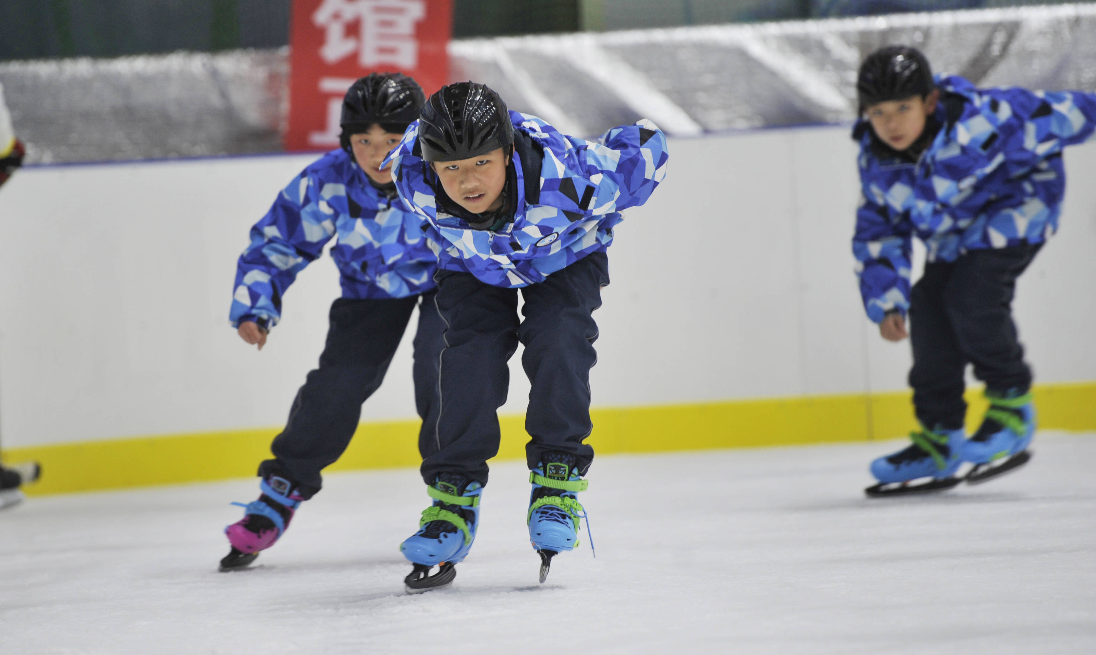 12月16日,在双滦区实验中学,学生在练习滑冰动作