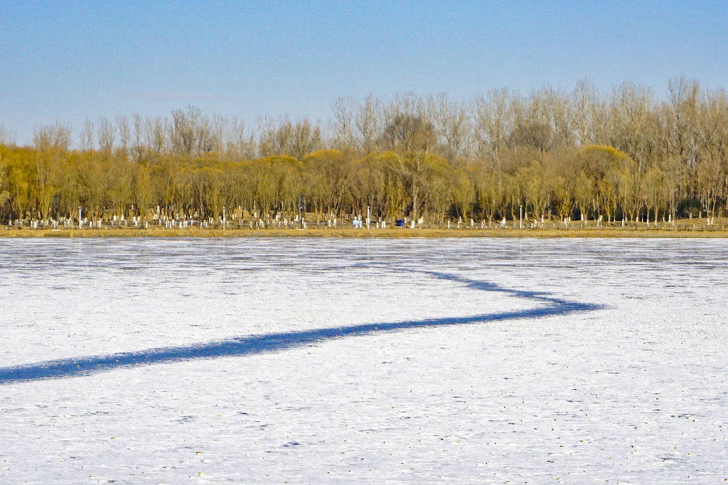 北京:潮白河畔被冰雪覆蓋