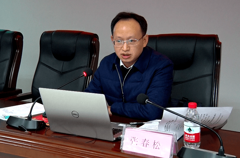 省委宣讲团怀化分团成员,市委政研室主任张春松作宣讲报告.