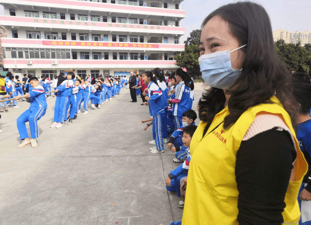 红荔小学家长志愿服务队协助学校开展《国标》监测体育运动会 !