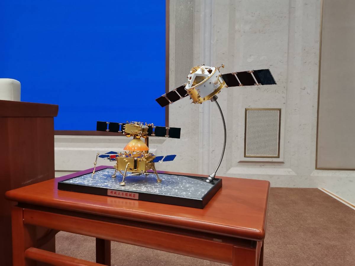 速看嫦娥五号模型亮相国新办发布会现场