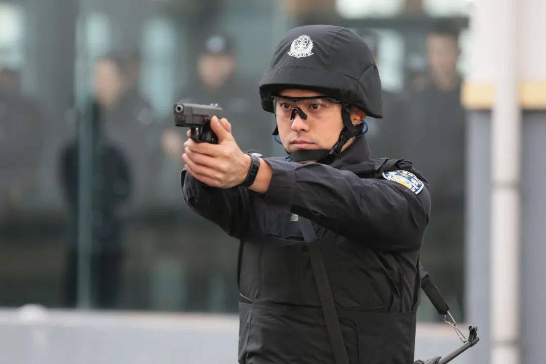 我市45名特警队员昨日同场比武长短枪互换应用射击高架速降展现过硬的