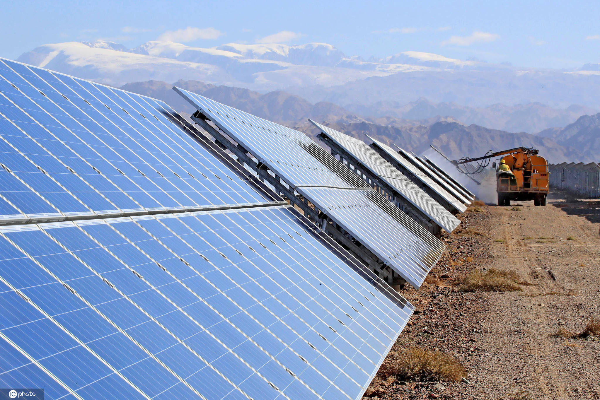 新疆哈密戈壁建出太阳城 光伏发电装机规模突破170万千瓦