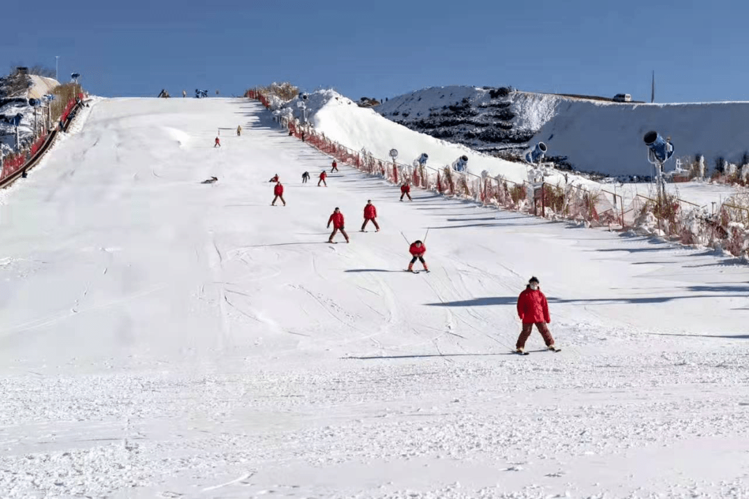 世界上纬度最低的天然滑雪场"冰雪童话"梅花山国际滑雪场"林海