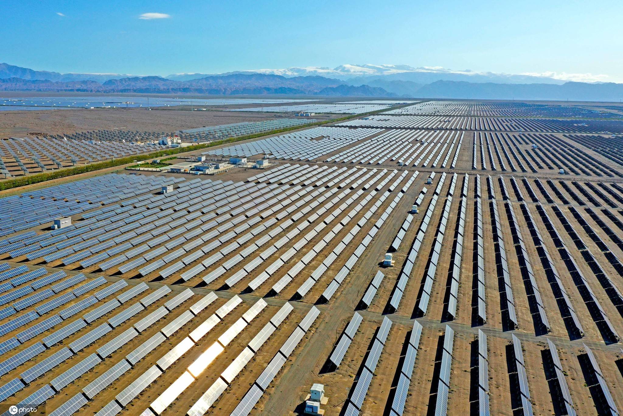 新疆哈密市依托当地丰富太阳能资源不断加大太阳能发电项目的建设力度