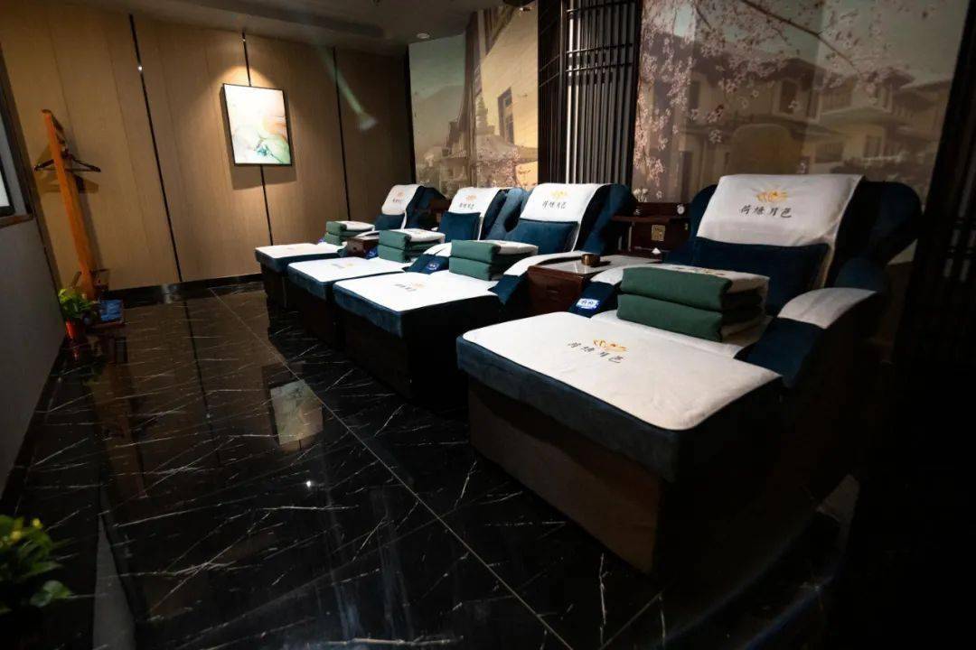 直击现场濮阳一家足浴店竟一边做足疗一边看