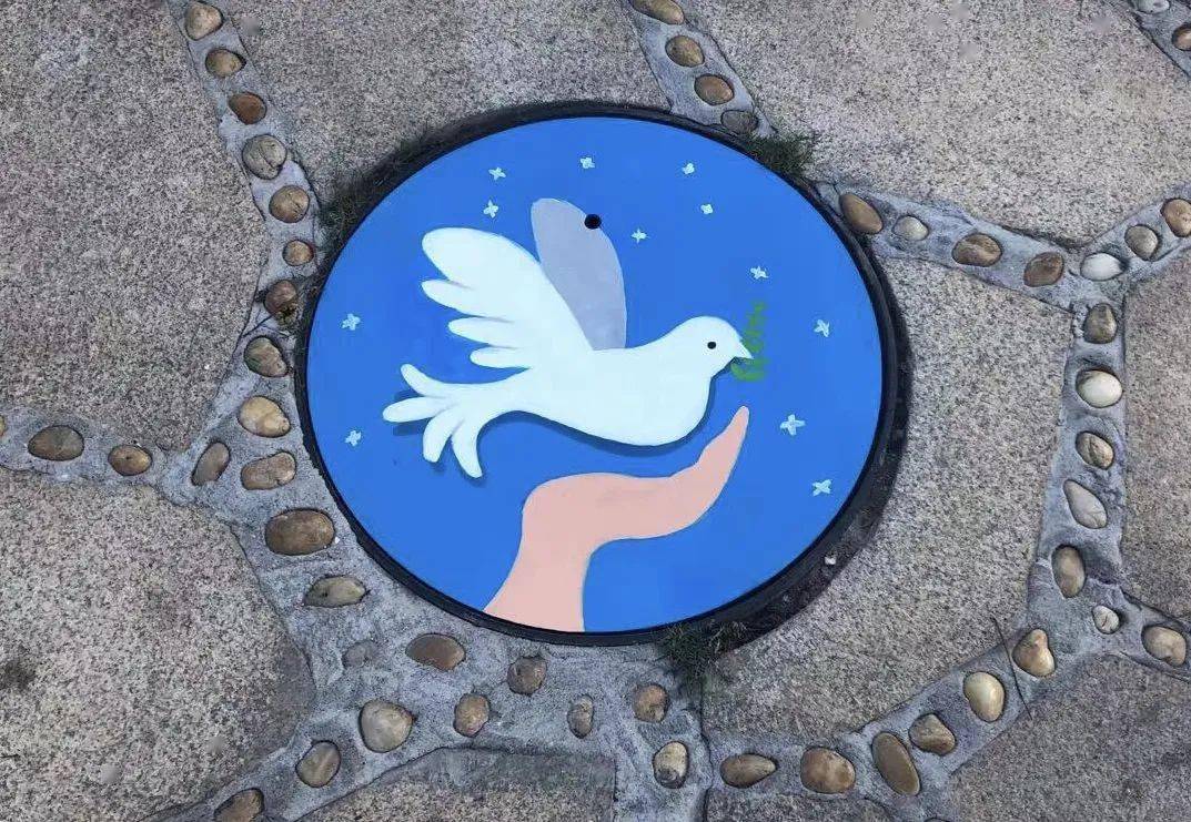 90后魔画师创意涂鸦井盖灯杆扮靓厦门山海健康步道