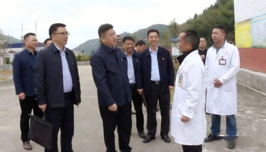 12月8日,县长简洪坤到马坑乡,面对面向基层干部群众宣讲党的十九届