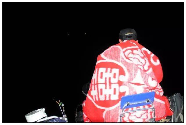 明晃晃的月光下,一个花里胡少的背影立在船头,莫非是女鬼?