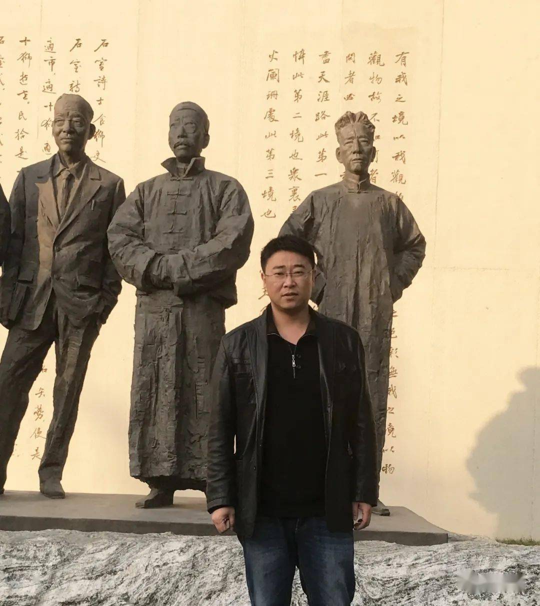 淡泊头条湖北文理学院美院教师孙伟华以雕塑力作向市中心医院建院先驱