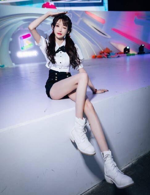 王羽杉cos圣诞老人,却因手臂上汗毛林立,被粉丝吐槽太邋遢