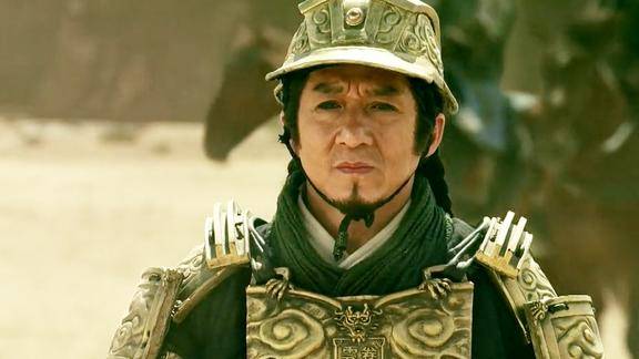 天将雄师成龙这套装扮铠甲配上长刀和小盾牌威武霸气