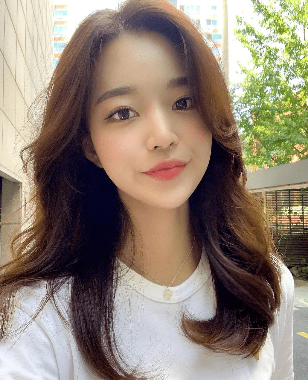 "甜美女生的卷发"