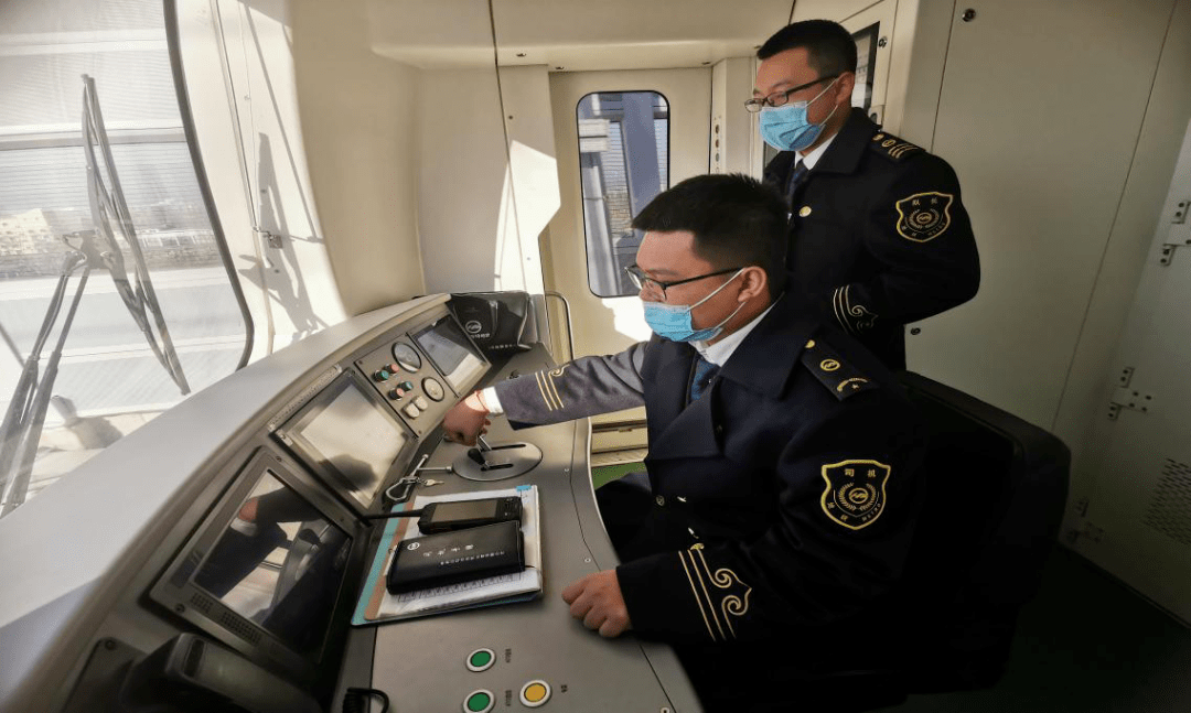 地铁运营公司27名地铁电客车司机接受综合能力考评