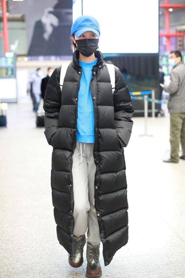 蓝盈莹穿蓝色卫衣外搭黑色羽绒服现身双手插兜气质满满