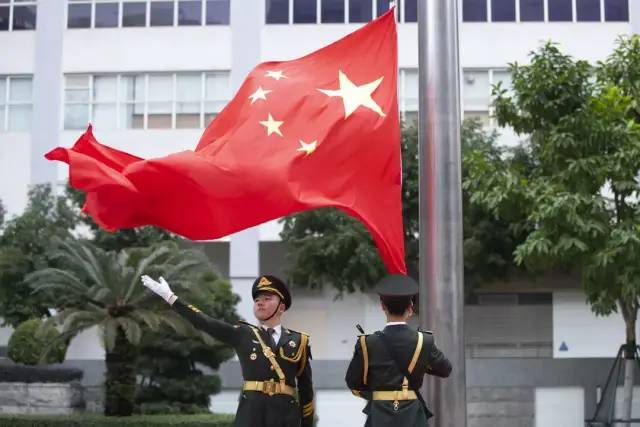 驻澳门部队组织升国旗仪式庆祝澳门回归祖国21周年