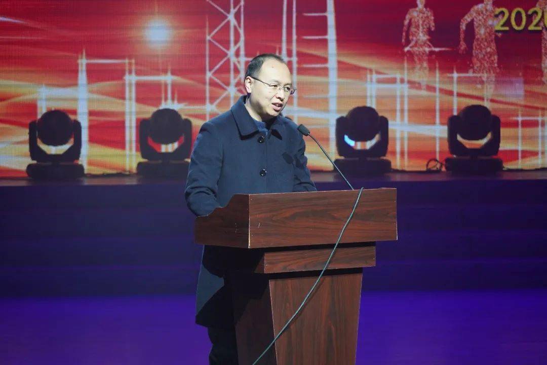 开幕式上,县教育局局长陈建浦致词.