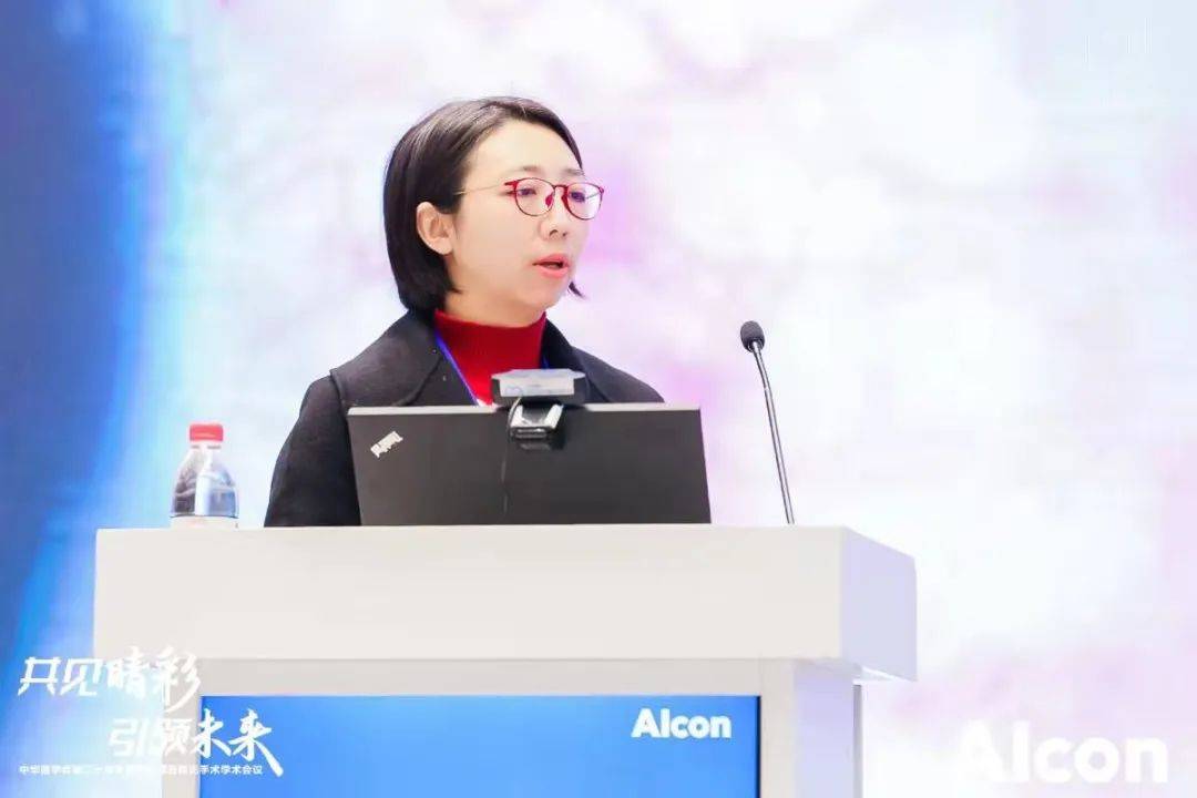 并发白内障患者植入三焦点人工晶状体的手术过程,齐虹教授,刘冬梅教授