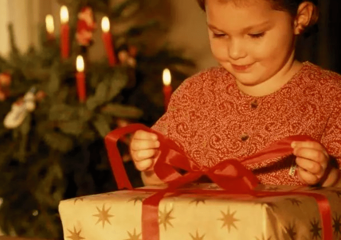 外国宝妈拒绝给娃买圣诞礼物却花7万宠自己理由让人哭笑不得