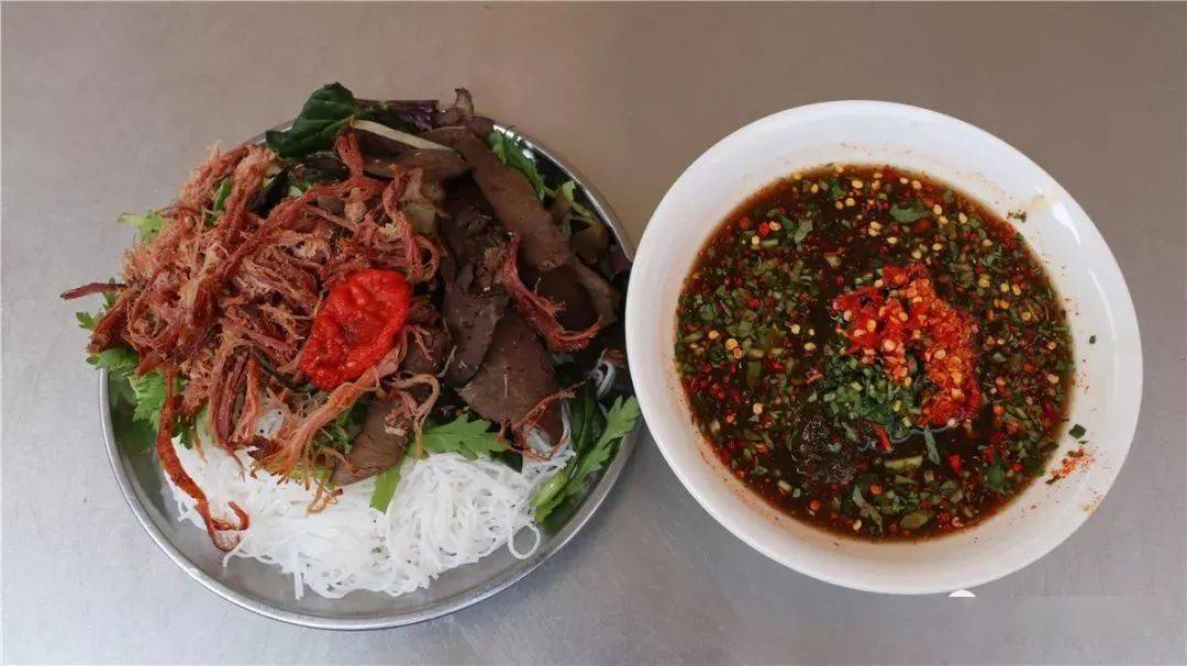 提起"傣味,我想每个云南人都能随口说得出几样"撒苤"酸扒菜"