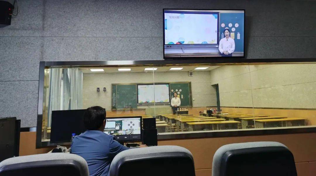 本次录课地点安排在上埠镇中学录播室,全县共10位优秀教师代表参与录
