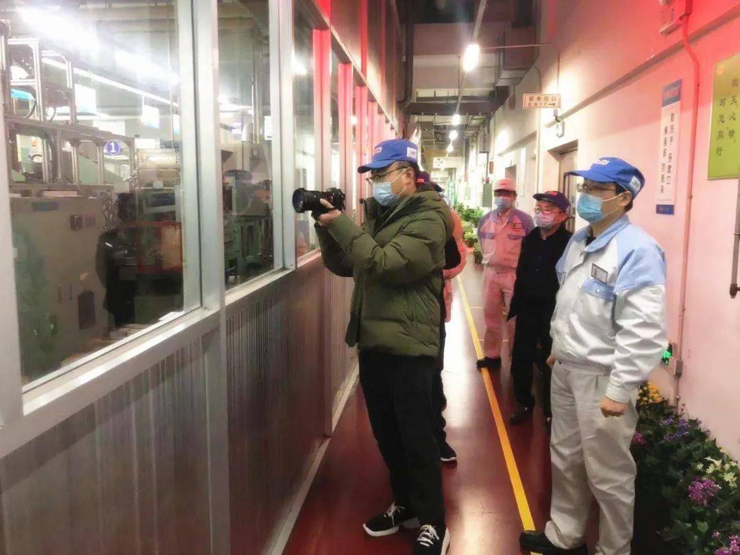在合肥恩斯克有限公司,采访团一行进入公司生产车间实地探访,并且与