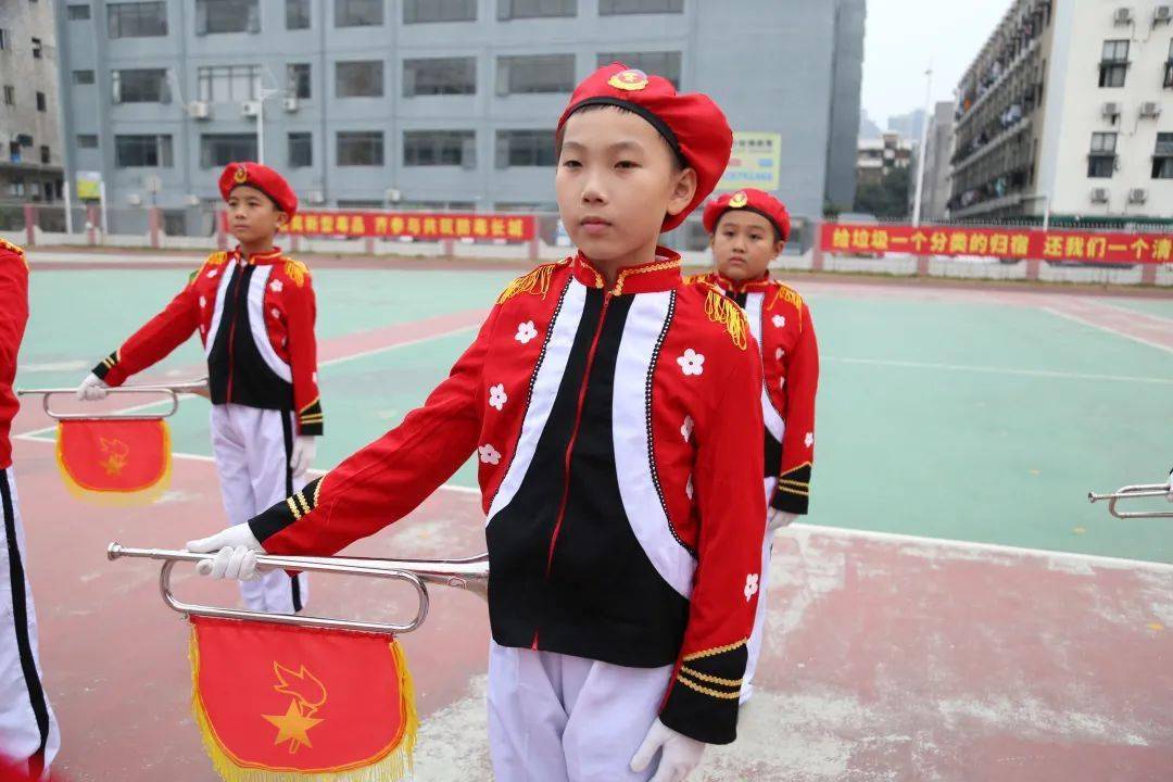 小号指挥国旗班这是一支由2名指挥,14名国旗班队员,9名大鼓队员,42名