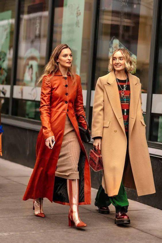 琥珀色系内搭亮色内搭也更考验搭配功力,可以与丹宁元素结合,两个大