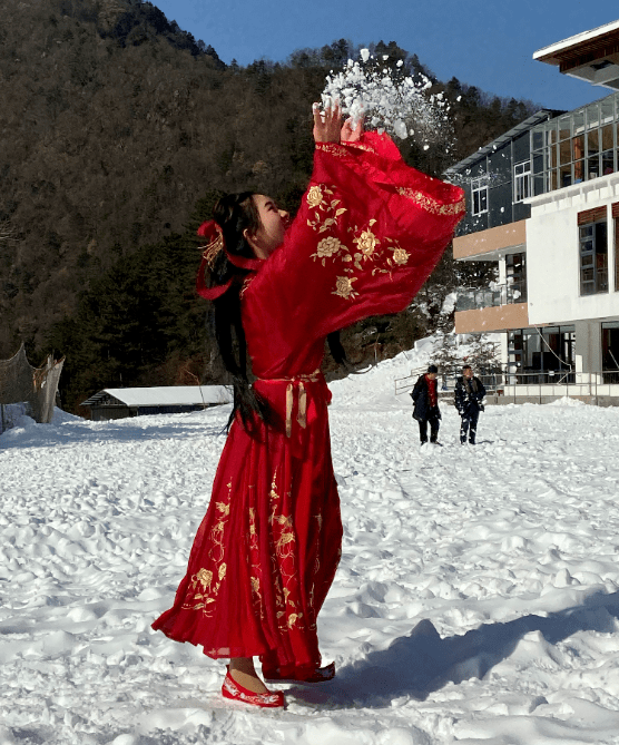 滑雪爱好者们蓄势待发▲阳光餐厅用餐▲排队买票▲汉服小姐姐入园啥也