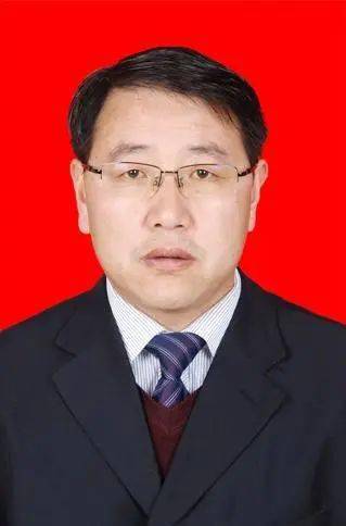 籍贯甘肃会宁,出生地甘肃会宁,大专学历,现任永登县武胜驿镇党委书记