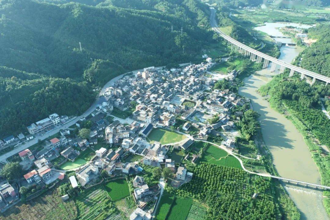 恩村地处广东省仁化县城口镇 是个历史悠久,建筑风格独特 图:梁海发