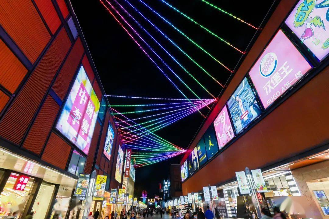 氛围与真挚心愿国购精心打造的红色门头展现全新色彩天一国际购物中