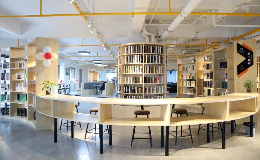 (左右滑动进行翻看)本幢公寓二楼专门为开发区人才设置了人才创客空间